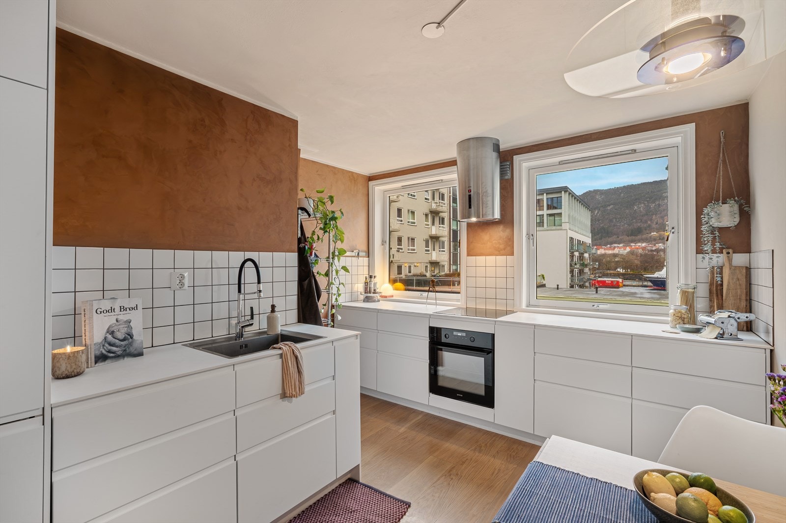 Kjøkkenet er utstyrt med integrerte hvitevarer og takhengt ventilator med omluft (kullfilter). Galleribilde