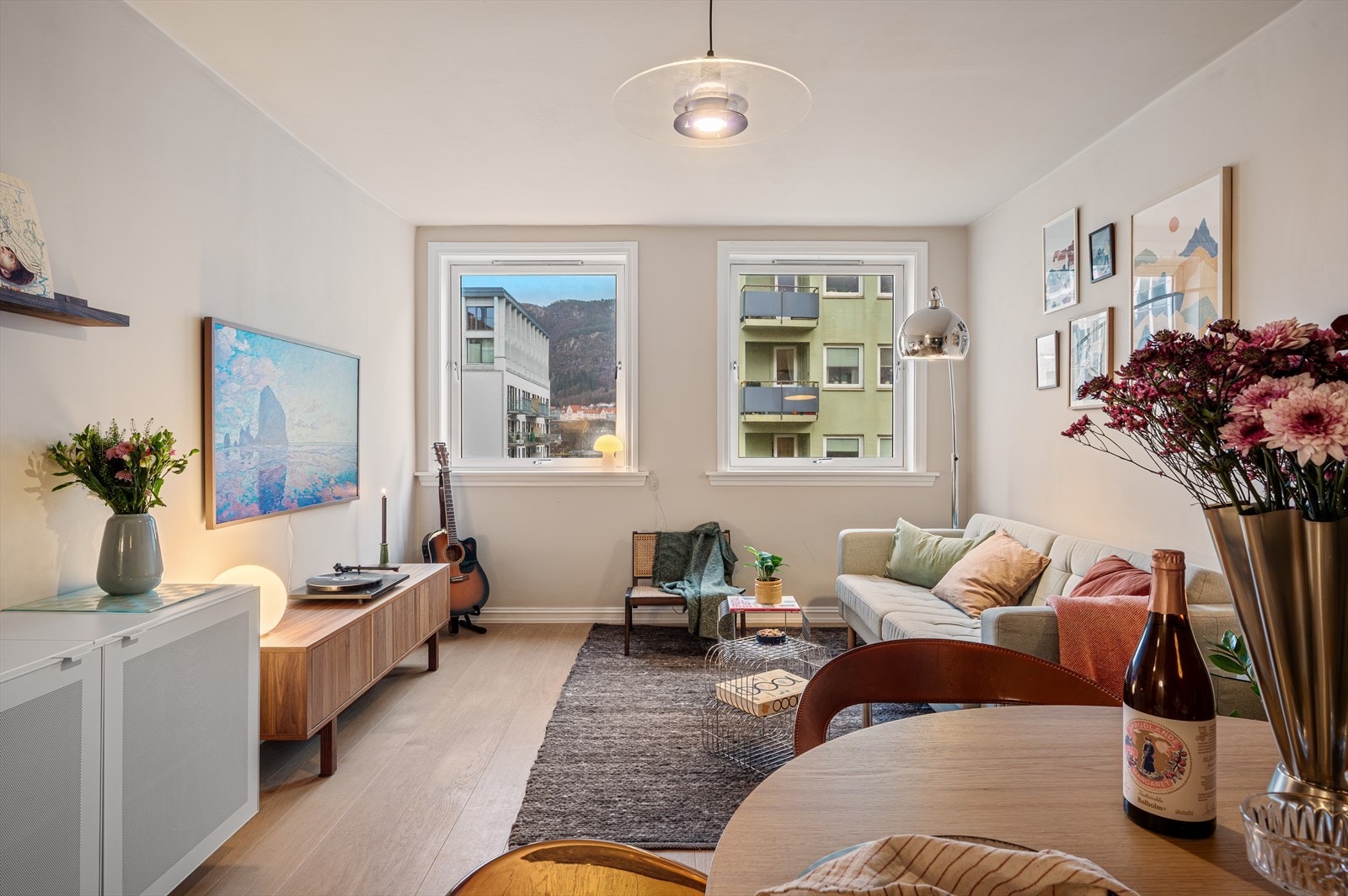 Stue med god plass til både spisegruppe og sofakrok. Galleribilde