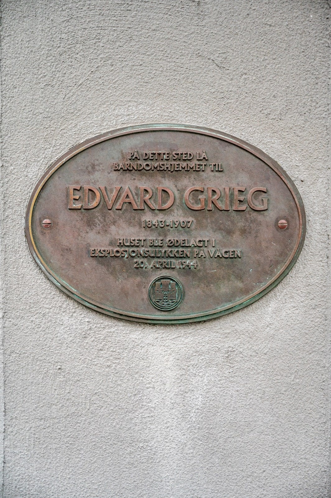 Eiendommen ligger på tomten hvor Edvard Grieg vokste opp, før bygningen ble ødelagt i april 1944. Galleribilde