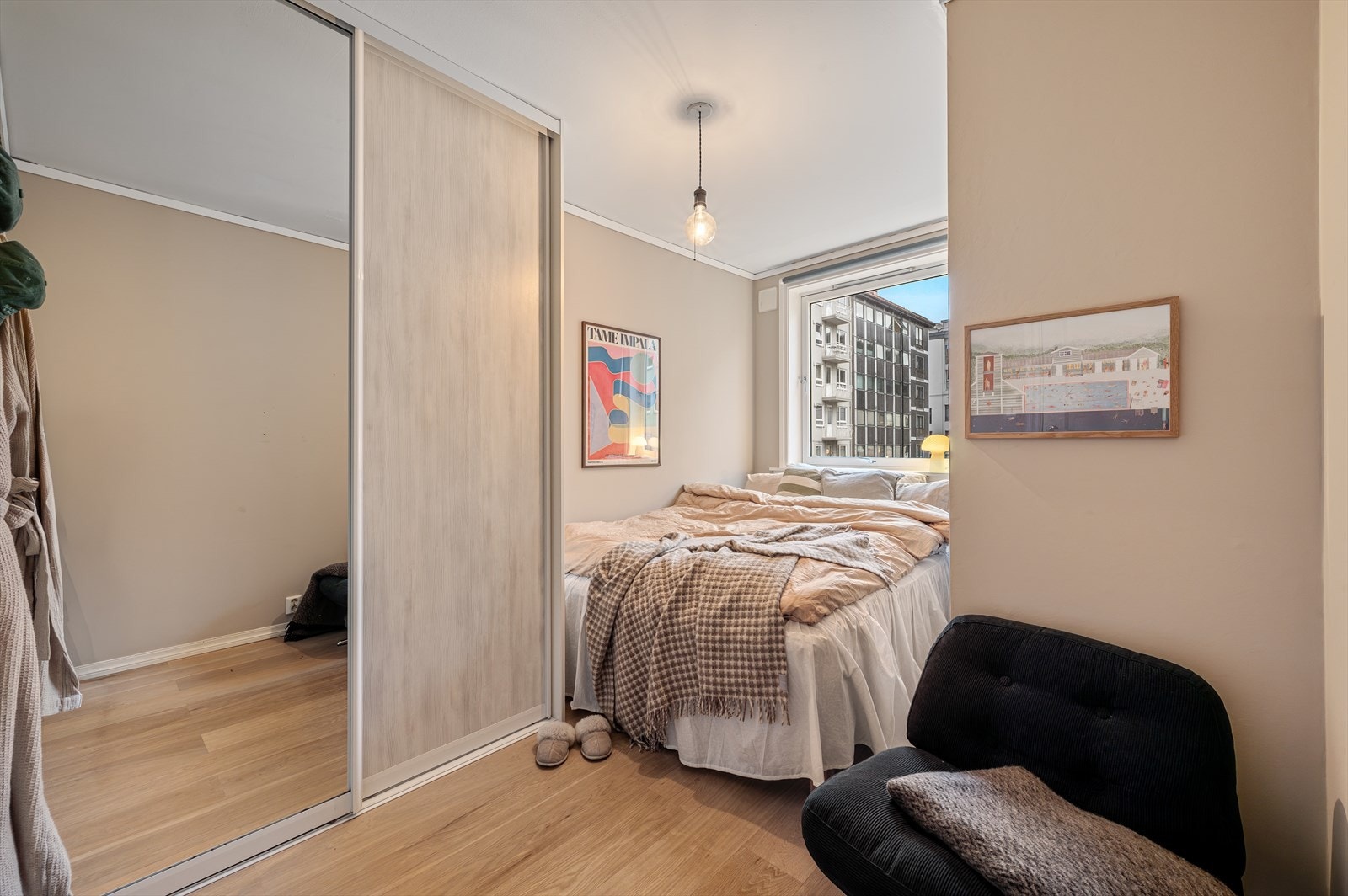 Soverom med plass til dobbeltseng og garderobeskap. Galleribilde