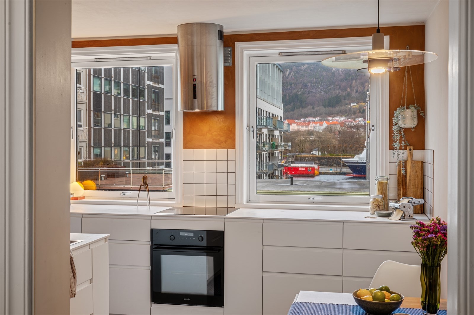 Her kan du lage mat med et glimt av sjøutsikt og historiske omgivelser mot Bergenhus festning. Galleribilde