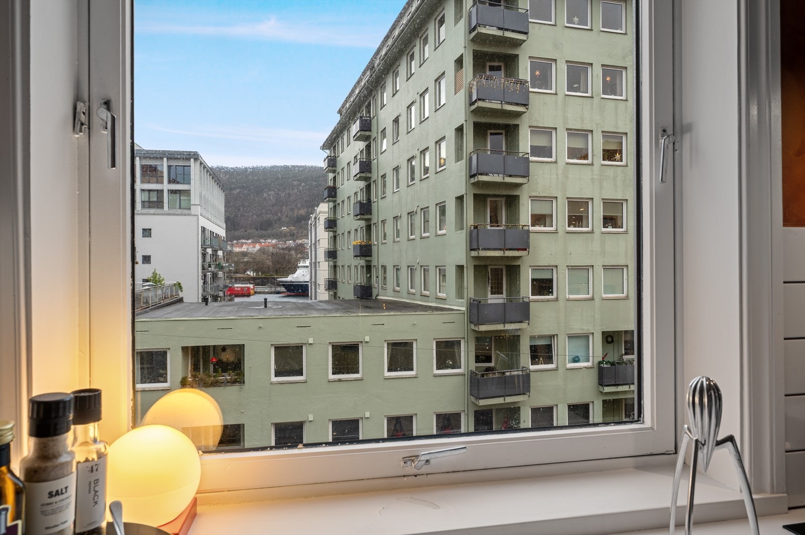 Fra kjøkkenvinduet har du utsikt mot vågen og Bergenhus Festning. Galleribilde