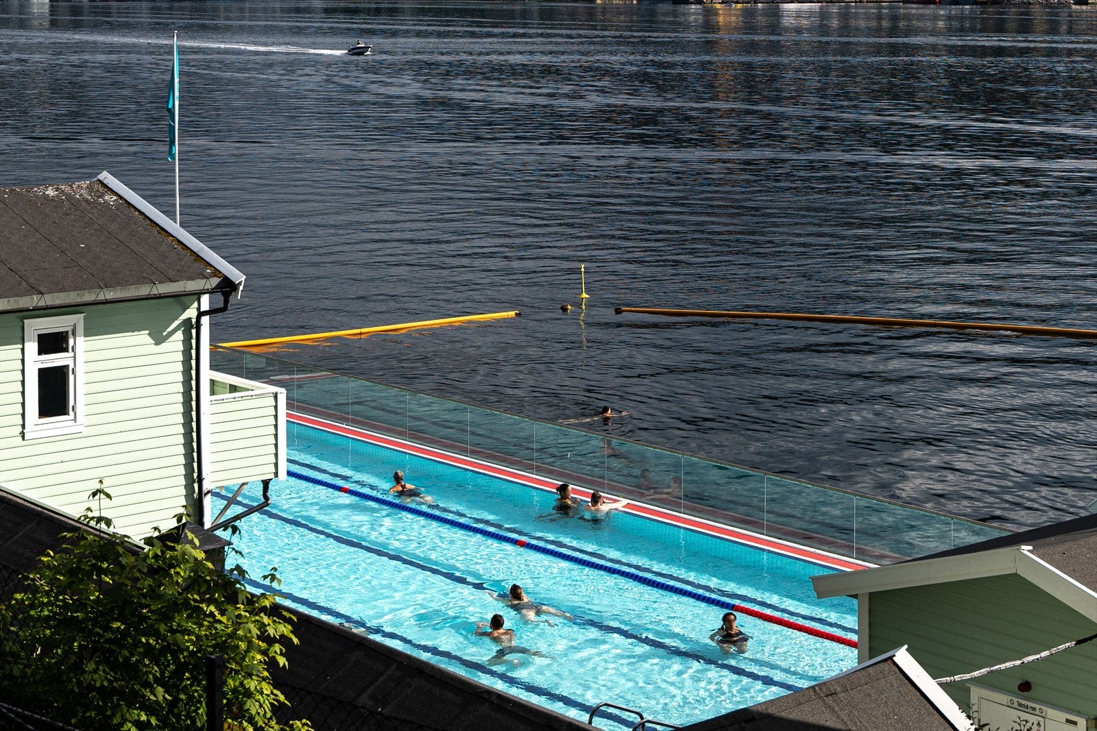 Nordnes sjøbad og Nordnesparken ligger i gangavstand fra leiligheten. Galleribilde