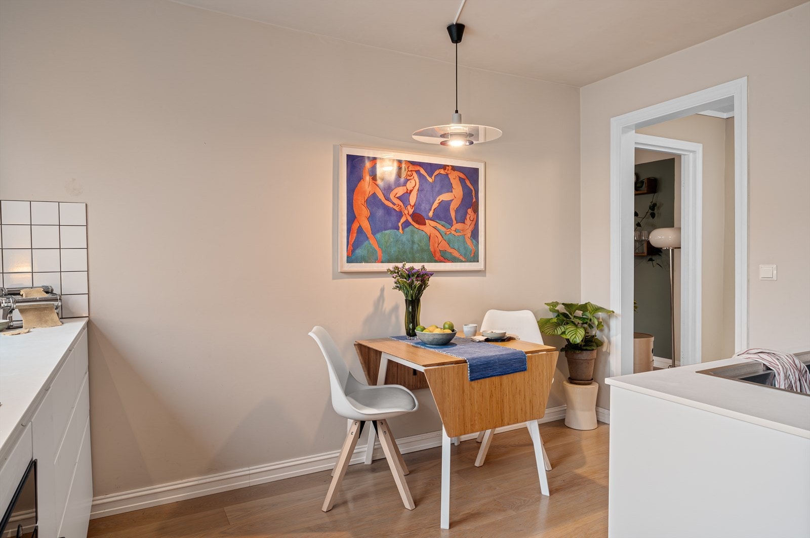 Kjøkkenet har naturlig plass for spisekrok. Galleribilde