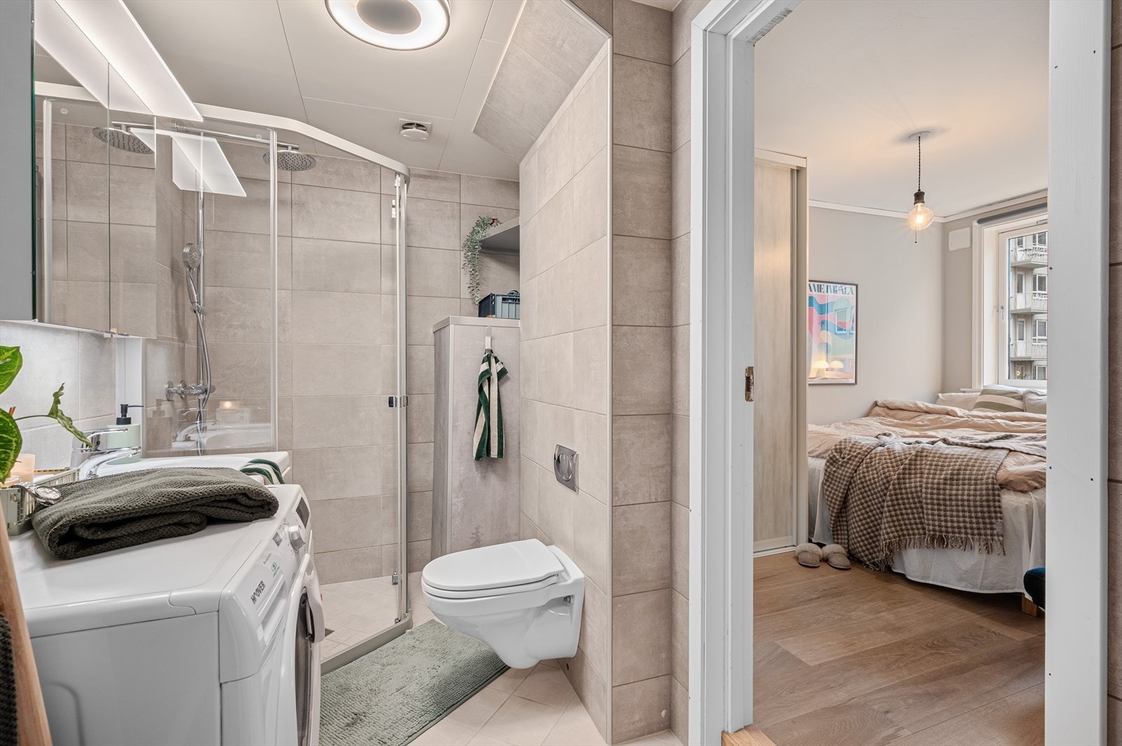 Fra badet er det adkomst til leilighetsens soverom. Galleribilde