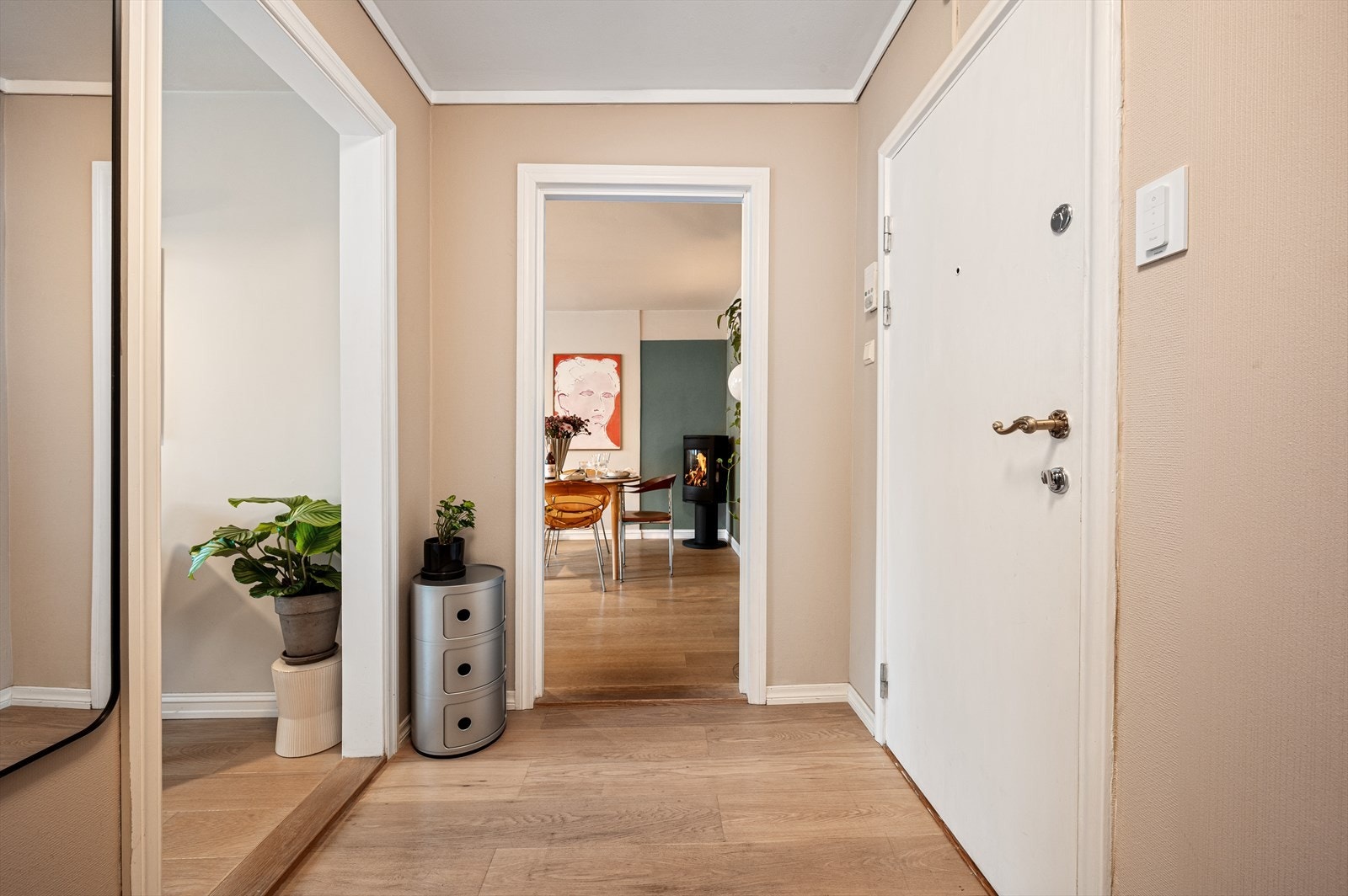 Velkommen inn! Fra entré har du adkomtst til Stue, kjøkken og bad. Galleribilde