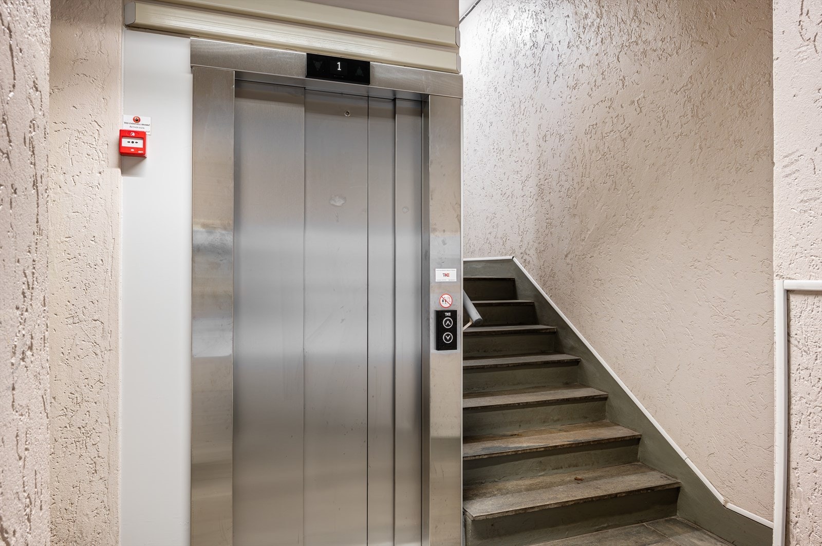 Ny heis installert i 2024, dette gir enkel og komfortabel adkomst til leiligheten i 4. etasje. Galleribilde