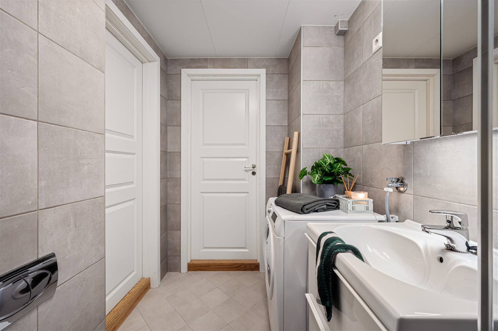 Badet har opplegg for vaskemaskin, i tillegg til borettslagets felles vaskerom. Galleribilde