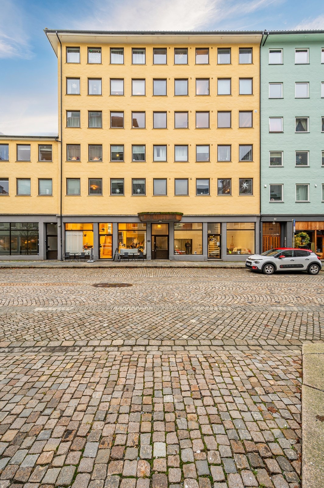 Borettslaget disponerer gjesteparkering og faste parkeringsplasser og garasjer. Det er mulig å sette seg på venteliste for fast parkering, selger opplyser at dette normalt har blitt tildelt etter kort tid. Galleribilde