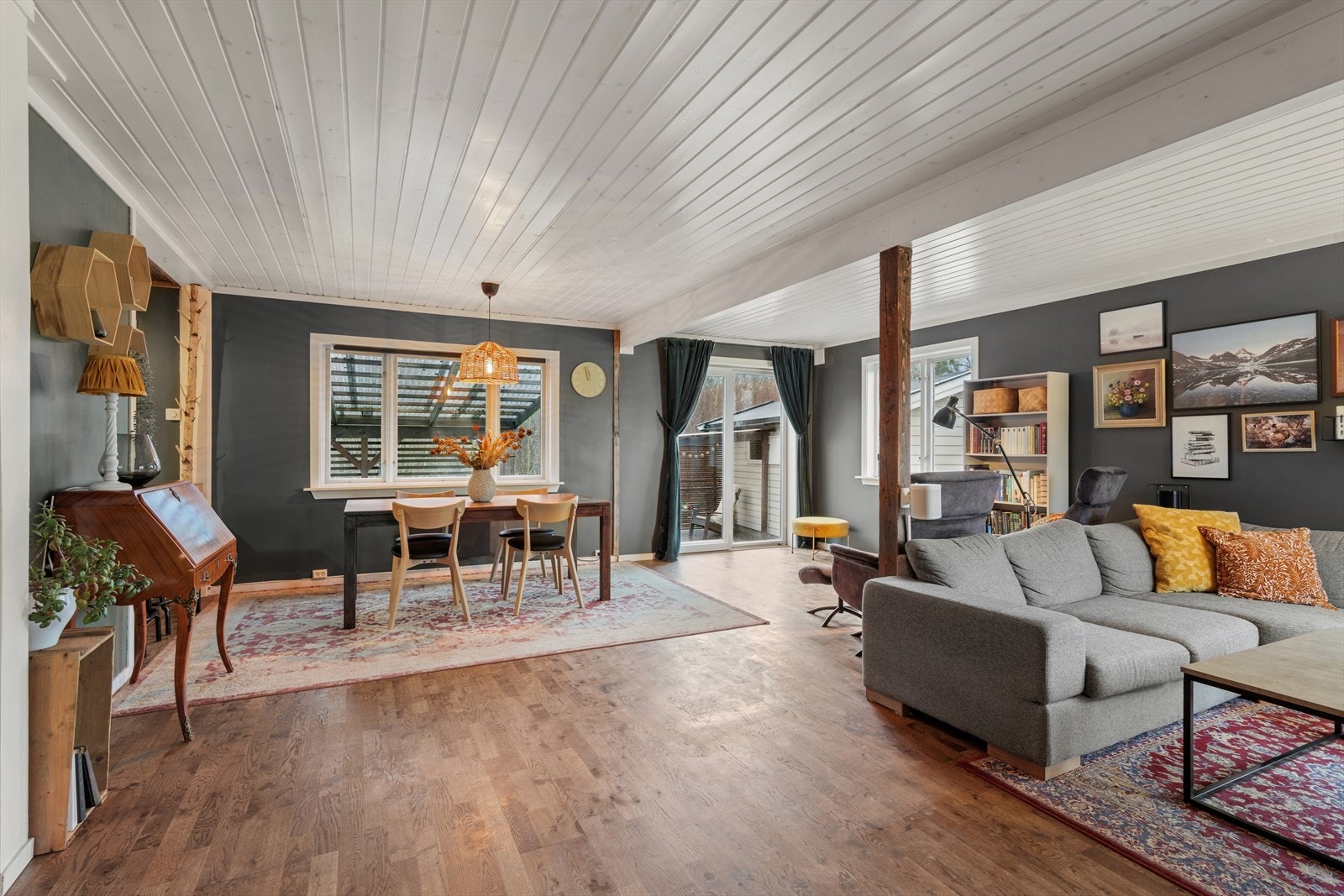 Boligen har en romslig stue med vedovn og varmepumpe Galleribilde