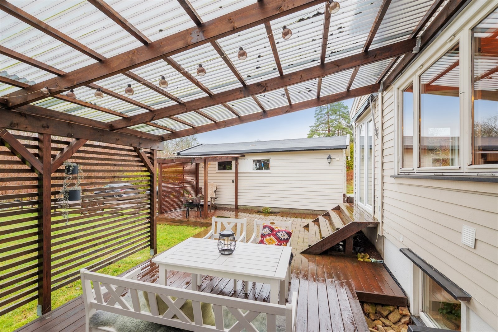 Terrassen er delvis overbygget og har sol til sen kveld Galleribilde