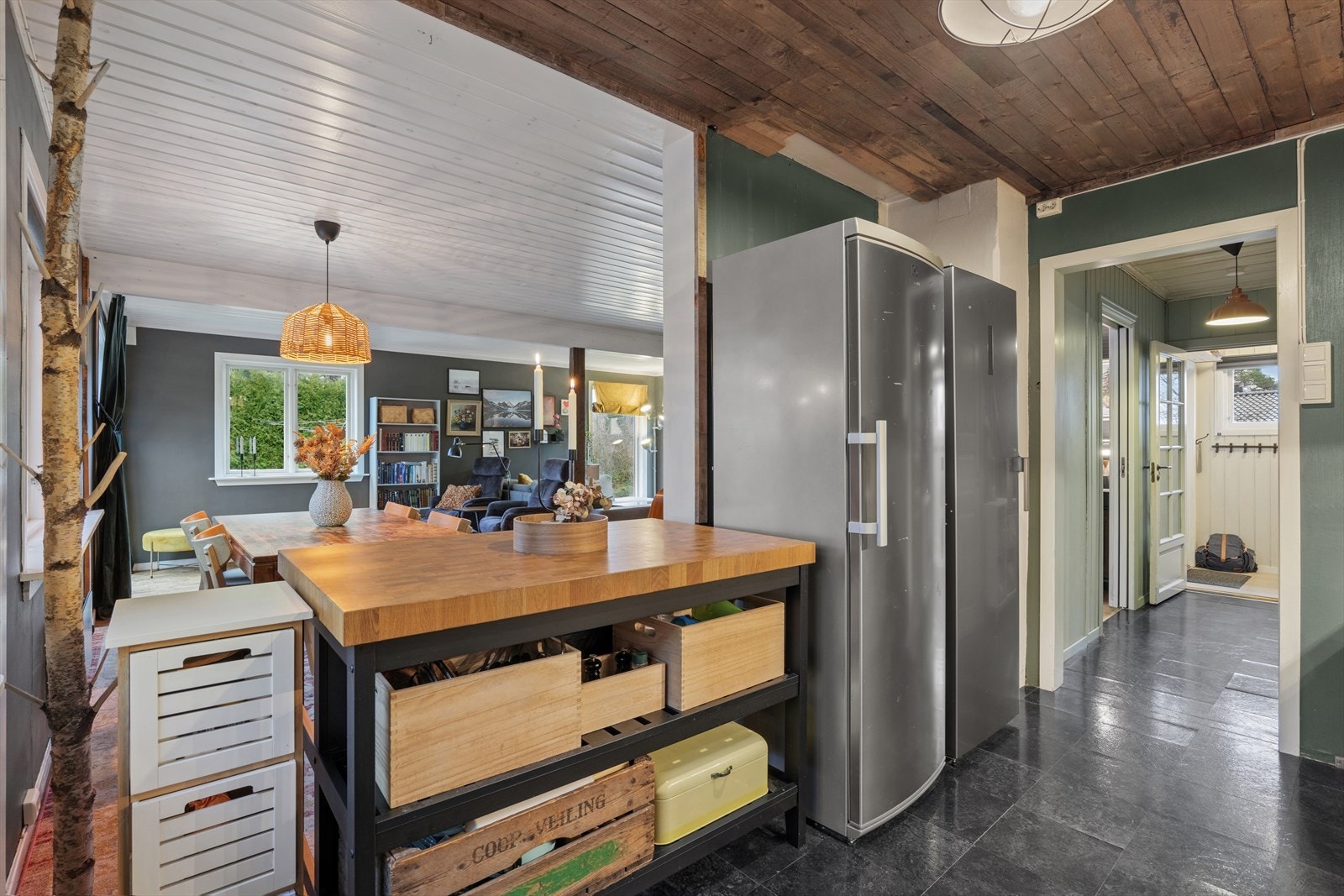 Benken som skiller kjøkkenet fra spisestuen er ikke fastmontert og kan flyttes om nye eiere ønsker det Galleribilde