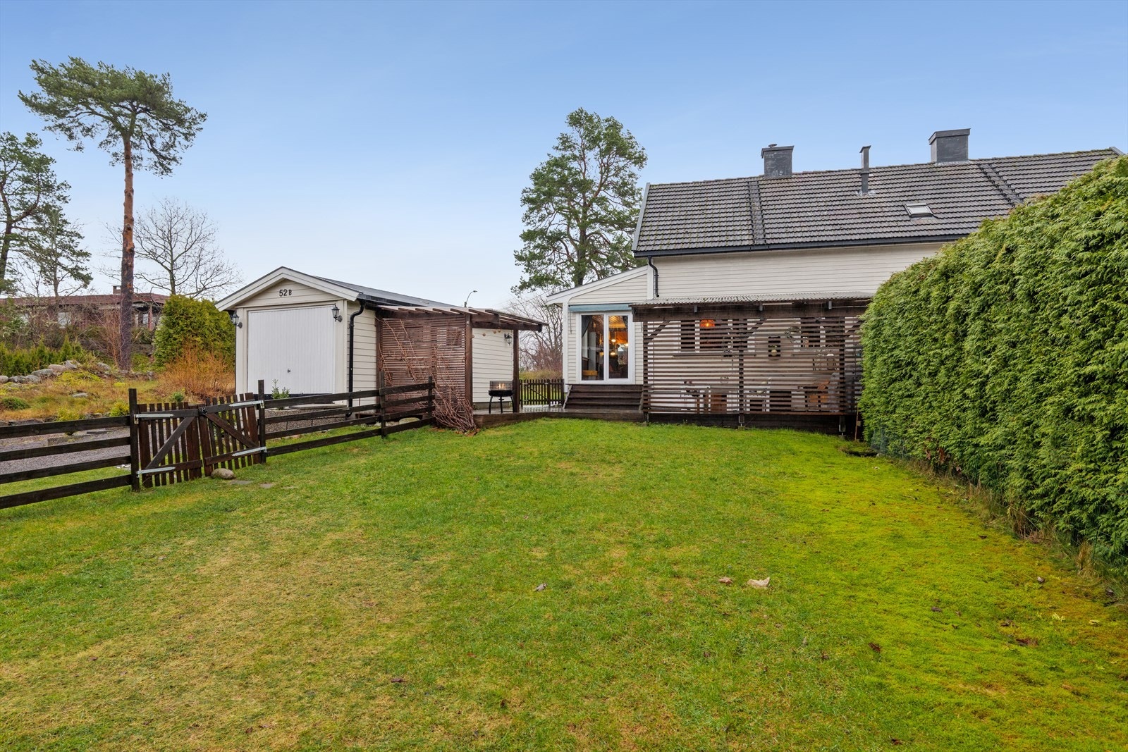 Eiendommen har romslig tomt bestående av innkjørsel, herlig inngjerdet plen samt sjarmerende naturtomt Galleribilde