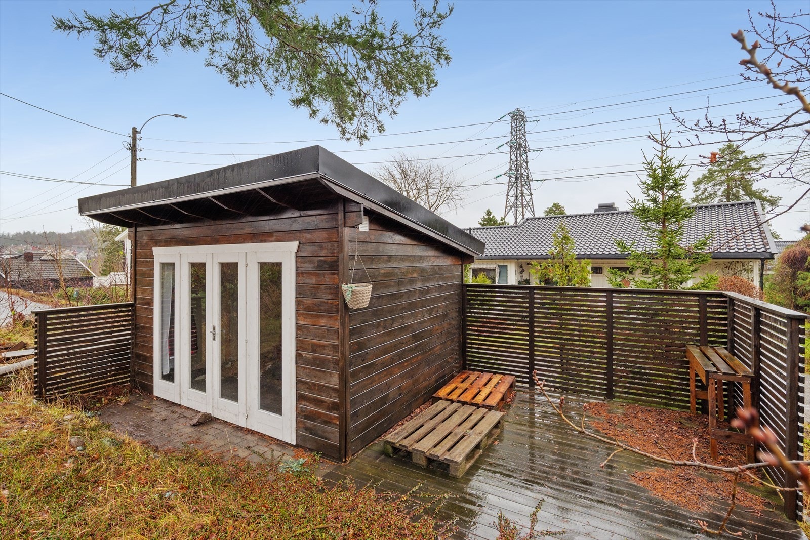 Eiendommen byr på en tomt med biloppstillingsplasser, plen samt herlig naturtomt med hagestue Galleribilde