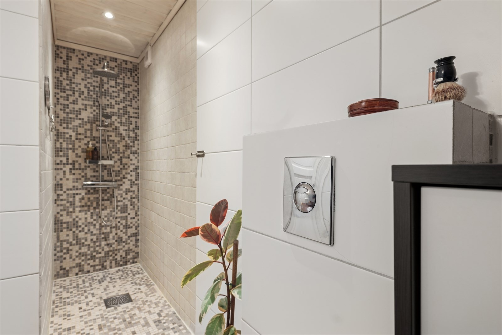 Her er det servant, vegghengt toalett samt stort dusjrom Galleribilde