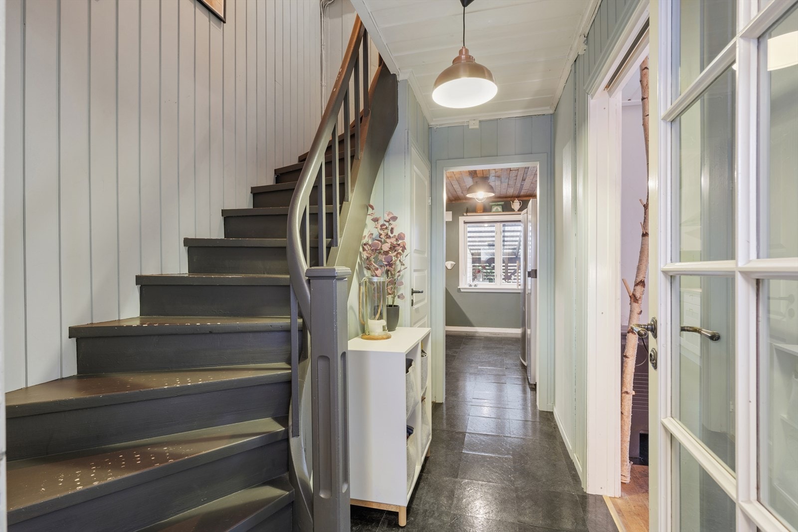 Tar vi turen opp trappen finner vi to soverom og pent flislagt bad Galleribilde