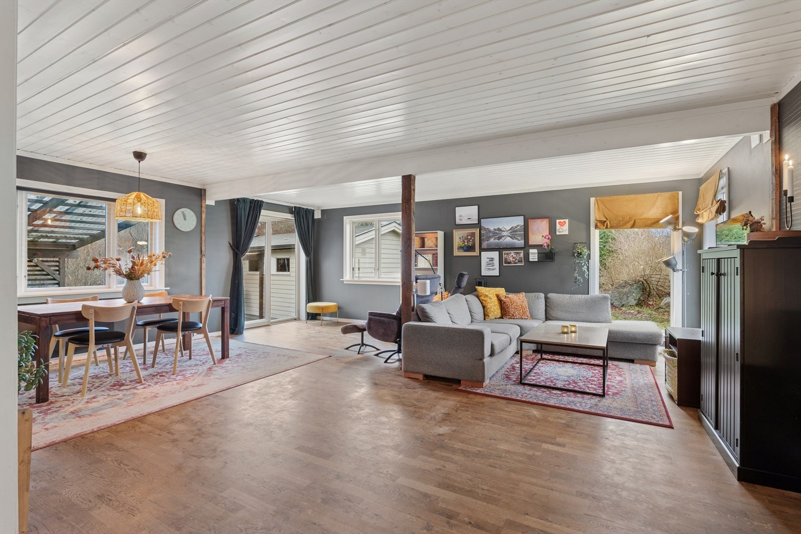 Stuen har godt med naturlig lys fra store vindusflater Galleribilde