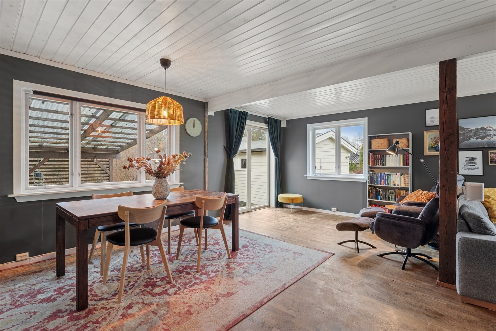 Fra stuen kommer man ut på en herlig vestvendt uteplass Galleribilde