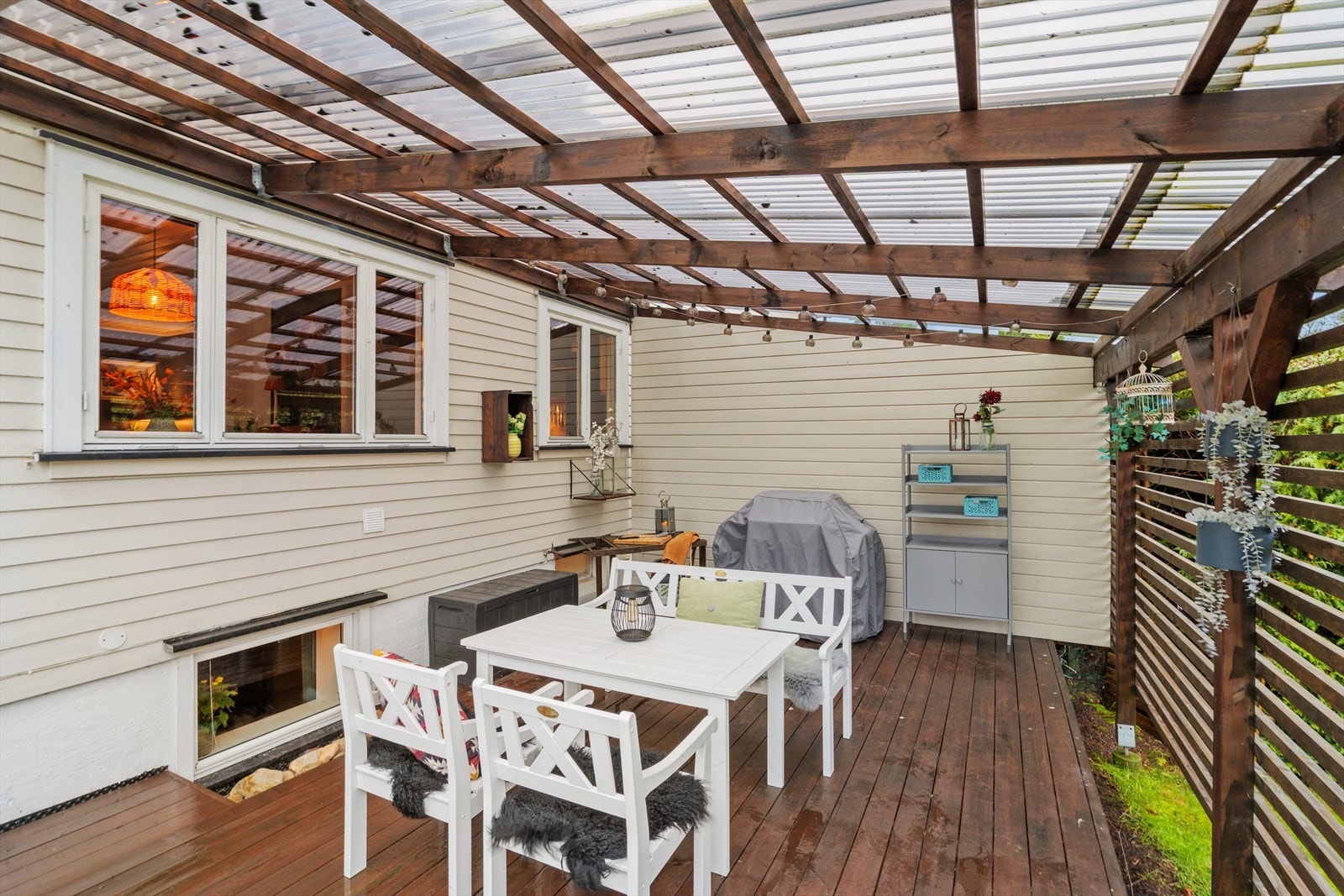 Her er det laget pergola slik at man enkelt nyter sommeren selv om det skulle komme noen regndråper Galleribilde