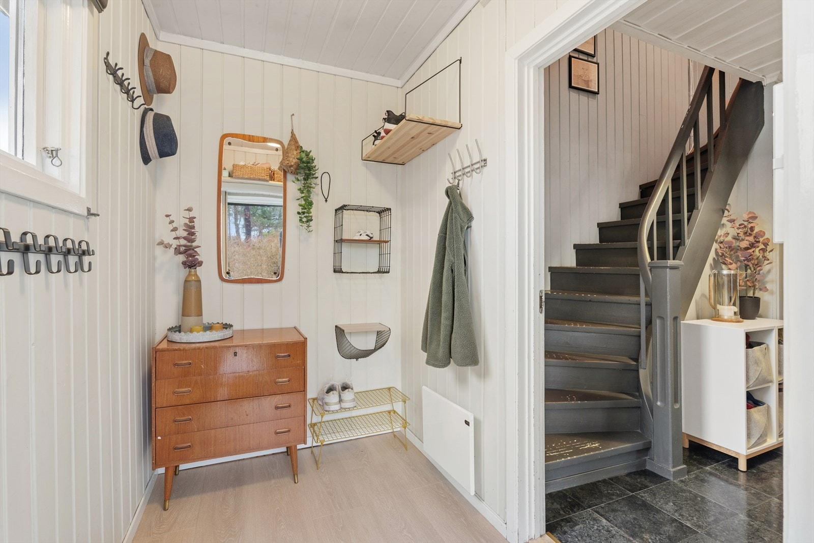 Man kommer inn i praktisk entrè med god plass til å henge av seg Galleribilde