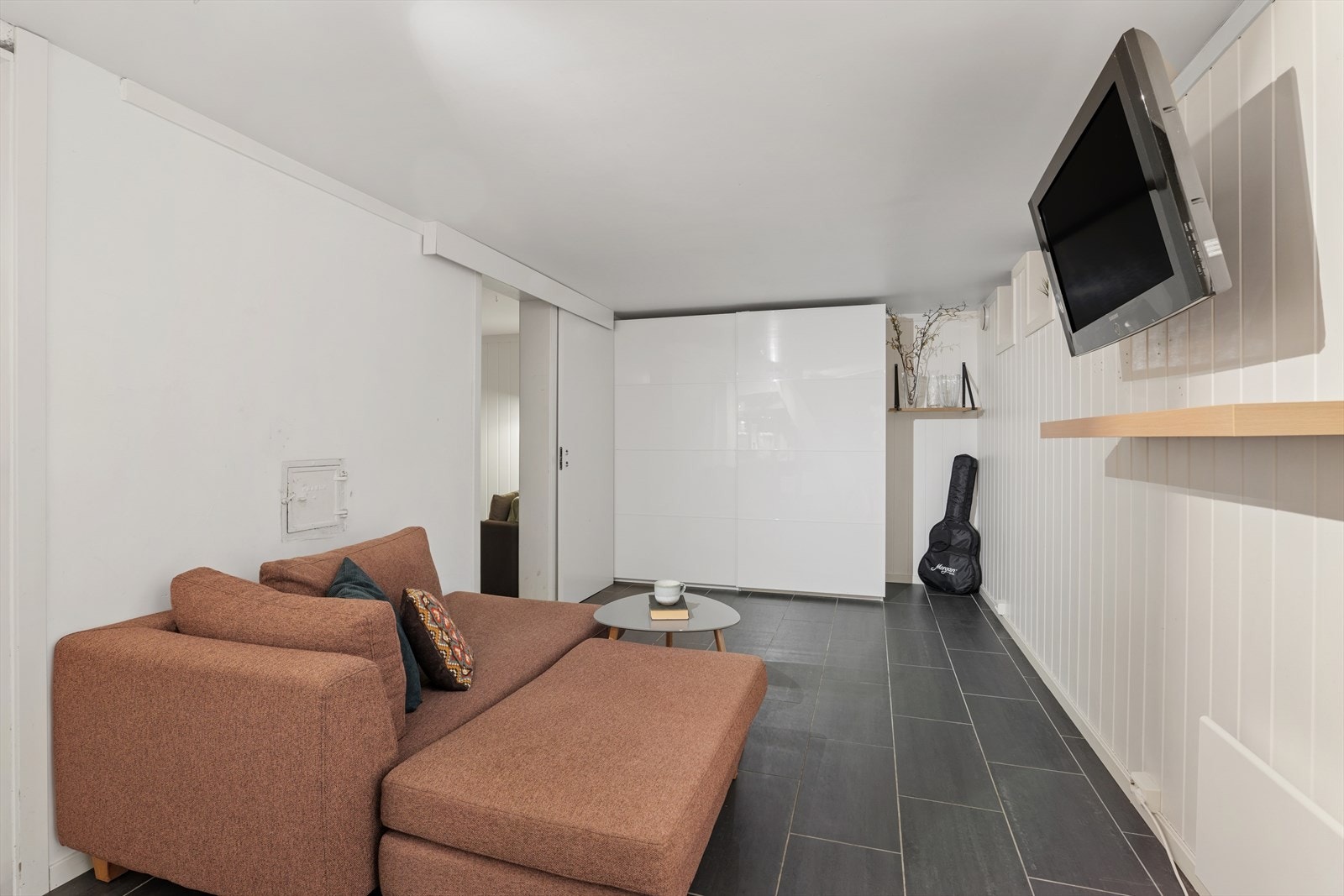 Nede i kjelleren er det innredet stuerom - dette er dog ikke omsøkt Galleribilde