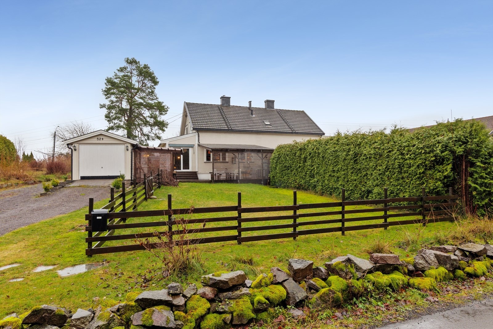 Innholdsrik bolig beliggende på stor solrik tomt med hagestue, garasje og flere skjermede uteplasser Galleribilde