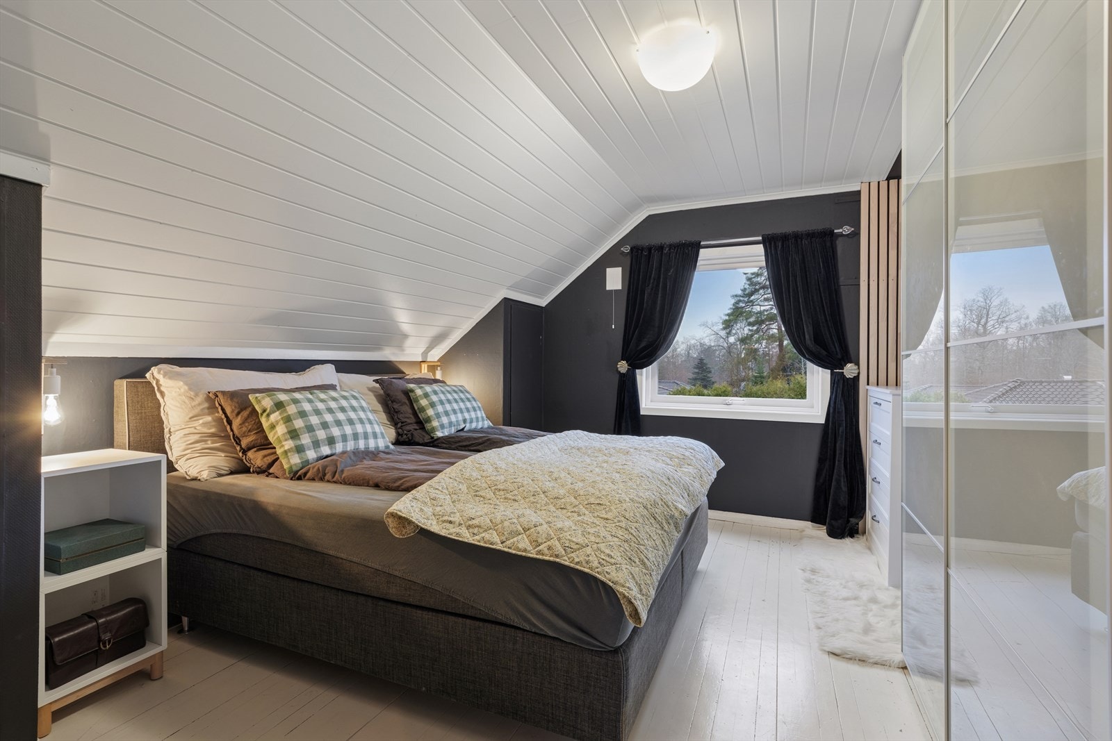 Hovedsoveværelset har lune malte tregulv og skyvedørsgarderobe Galleribilde