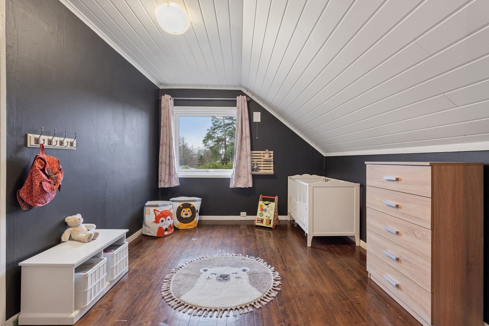 Barneværelset har også pent tregulv og plassbygde skap Galleribilde