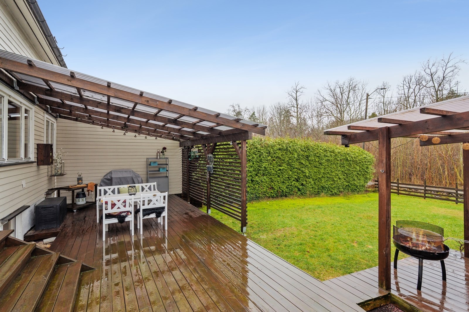 Godt med tumleplass for både store og små i den koselige hagen Galleribilde