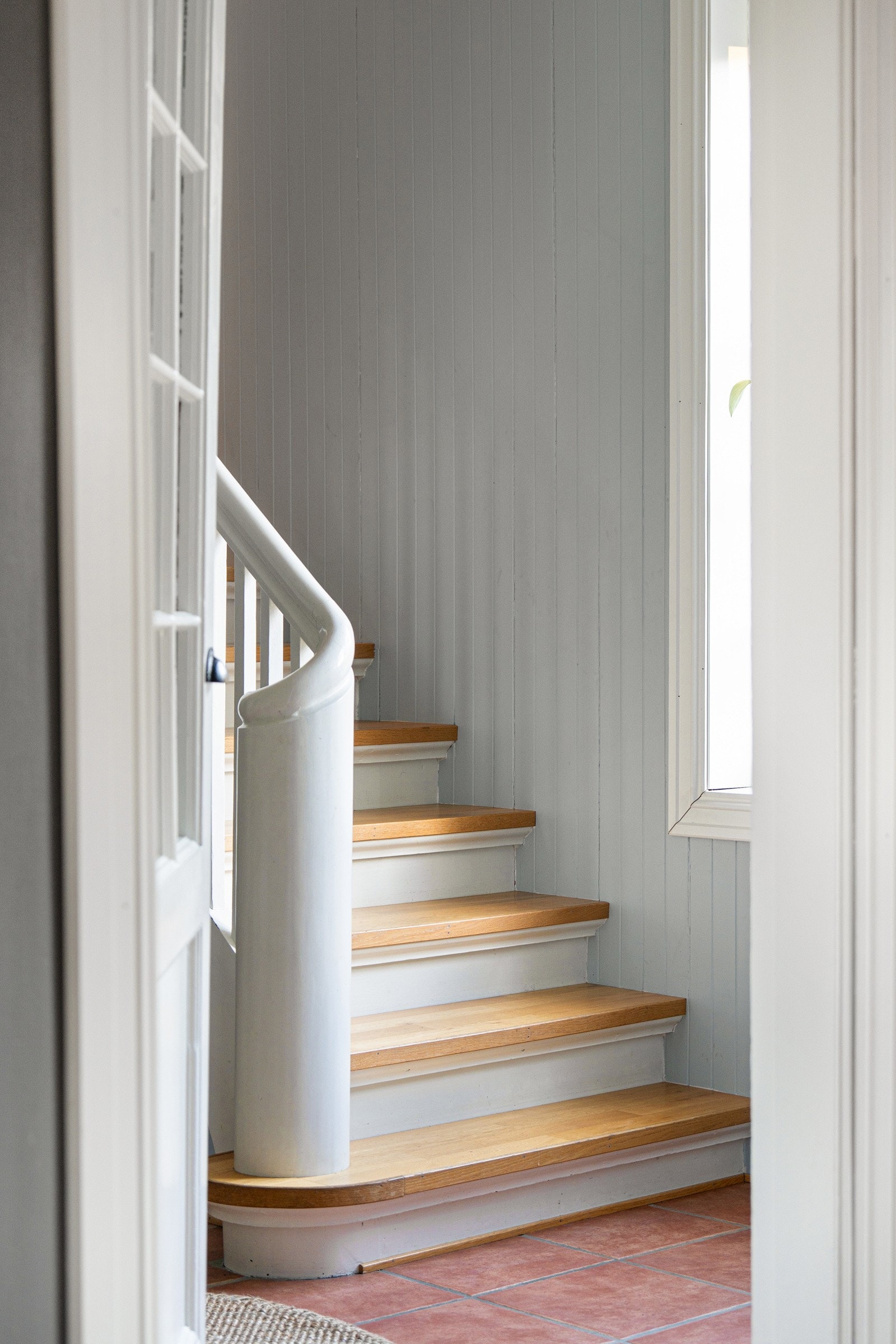 Vi følger trappen opp til 2.etasje. Galleribilde