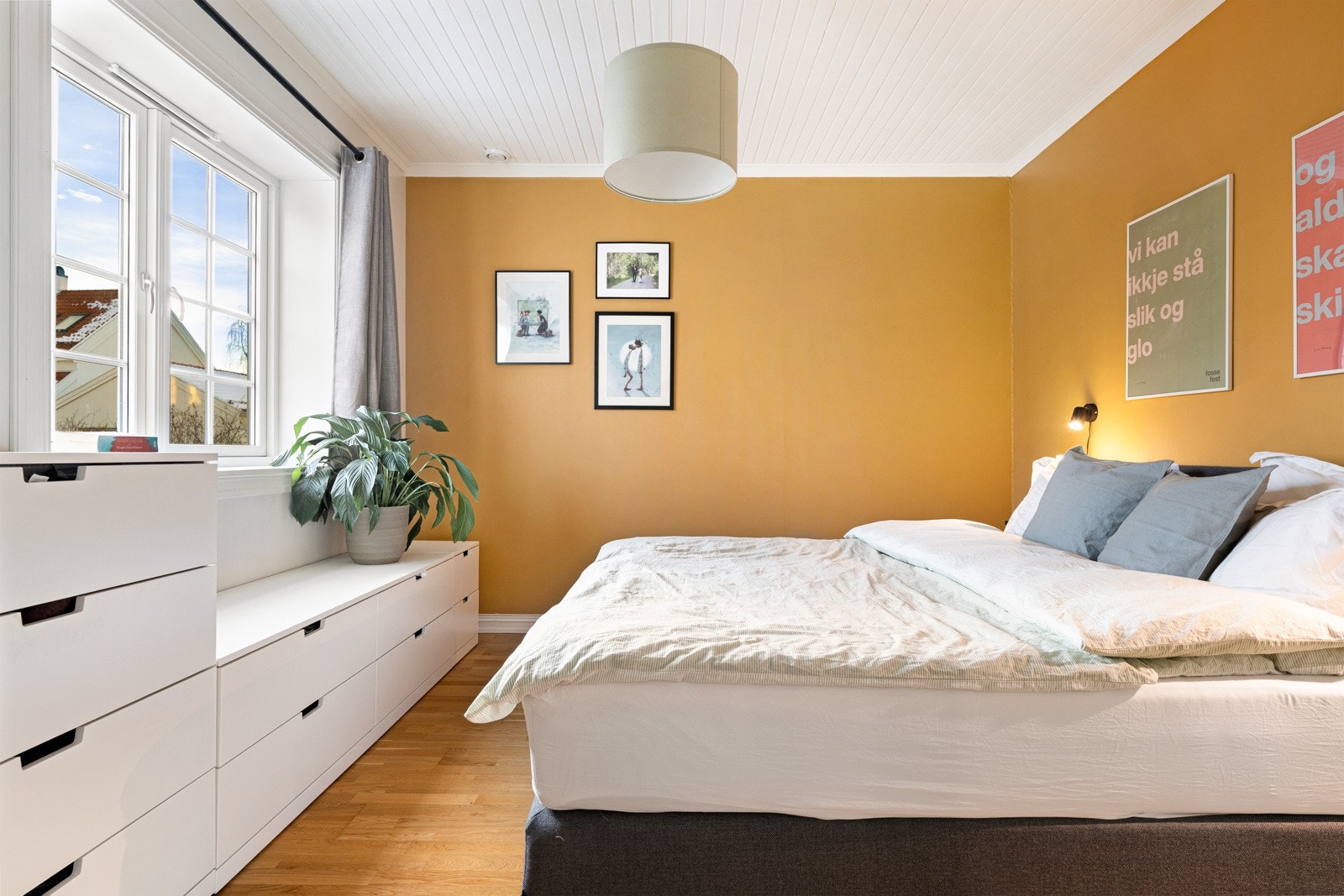 Boligens 2.etasje har tre gode soverom, stort baderom og et kott. Galleribilde