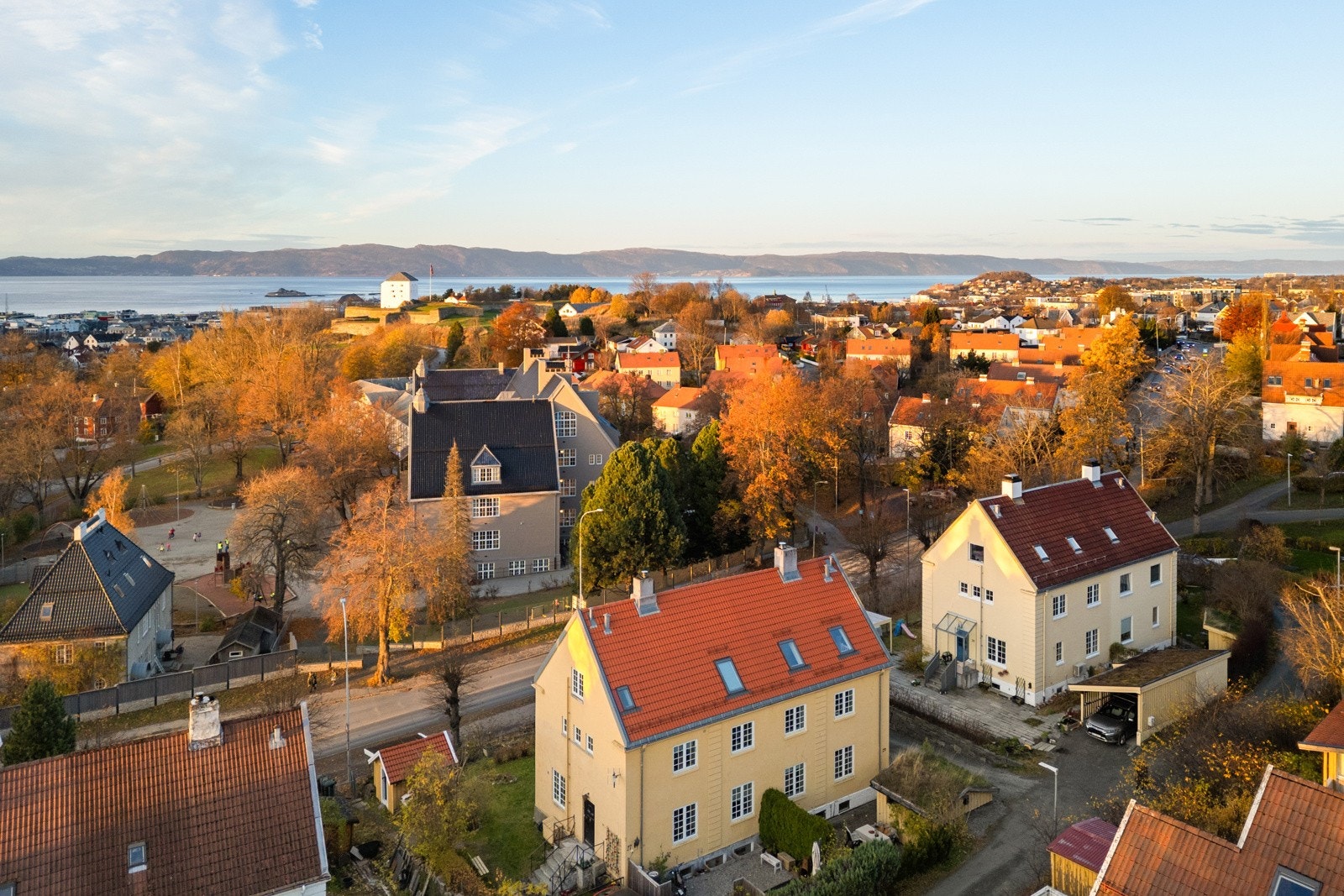 Området er velegnet for familier da det er kort gangavstand til barnehager, skoler og grøntområder med lekeplasser. Galleribilde
