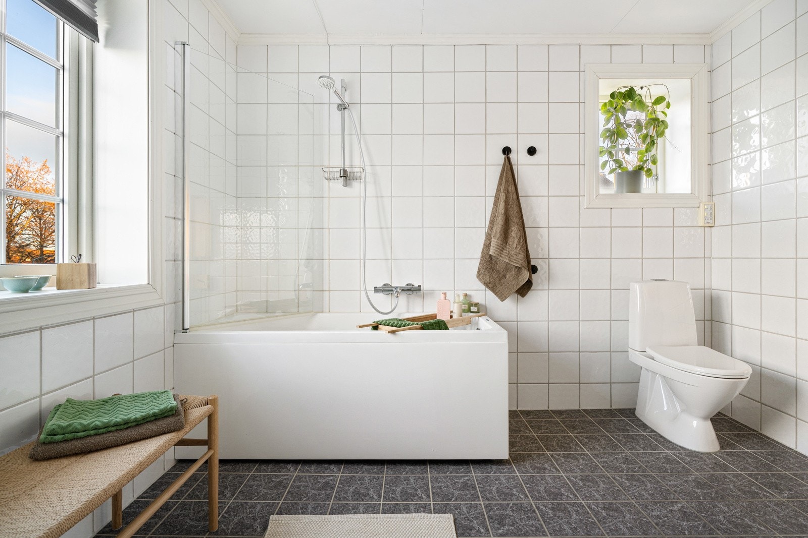 Baderommet har lyse farger og godt med naturlig lysinnslipp som sørger for en behagelig atmosfære. Galleribilde