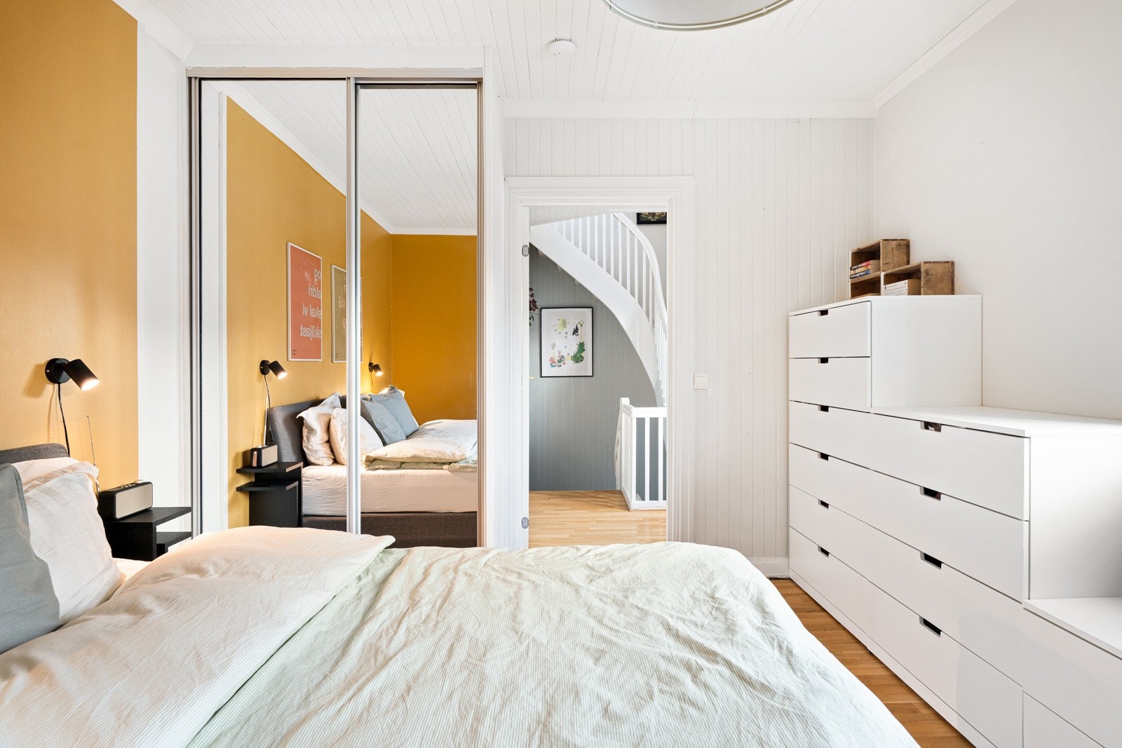 Hovedsoverommet på 12,5 kvm har god plass til dobbeltseng, nattbord og ønsket garderobeløsning. Galleribilde