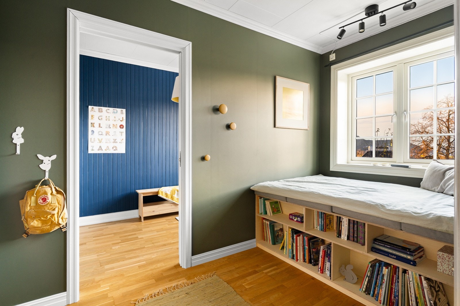 Lyst og praktisk soverom med fleksible møbleringsmuligheter - passer også godt som hjemmekontor. Galleribilde