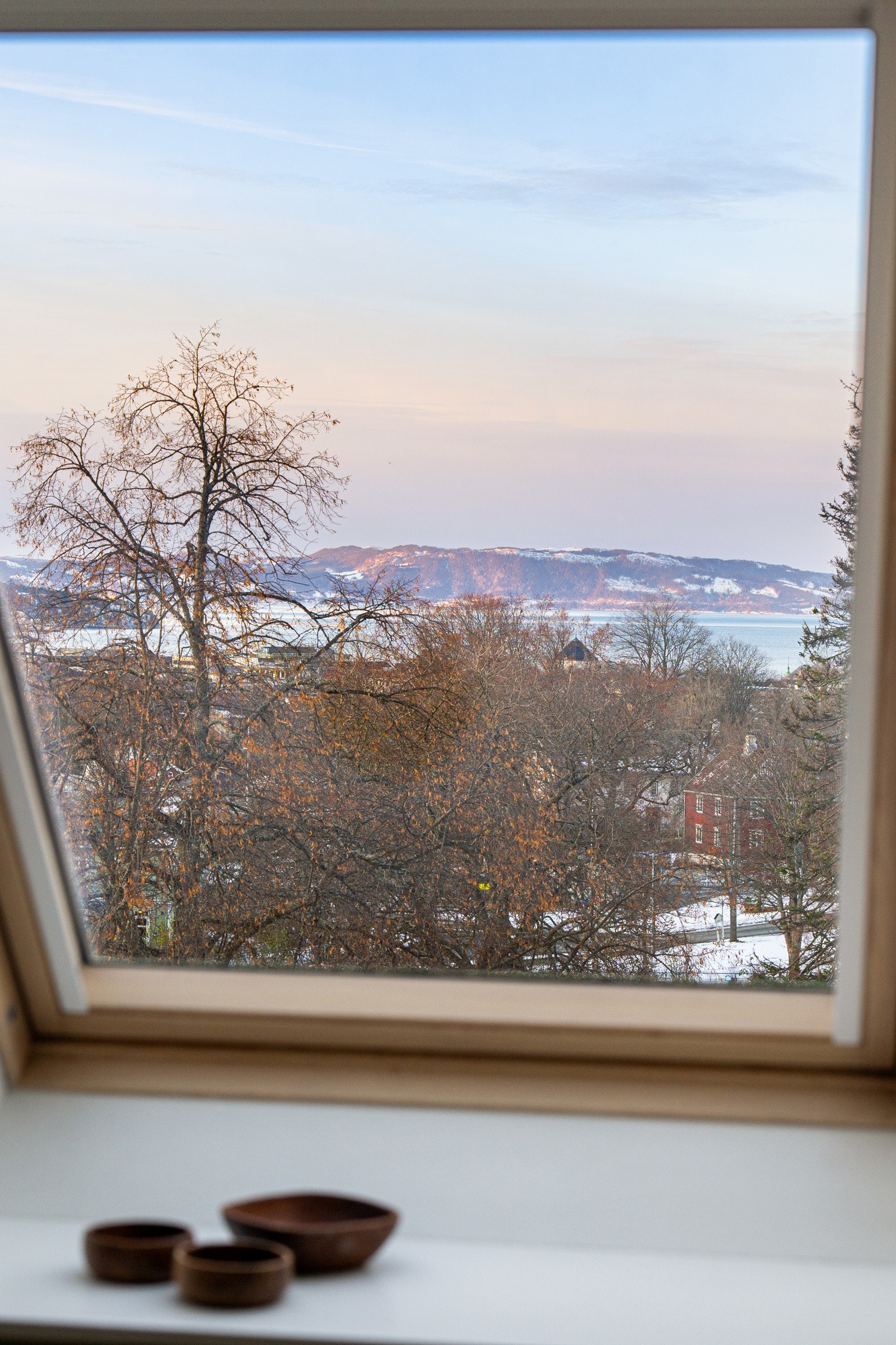 Fra loftstuen har man nydelig utsikt over nærområdet. Galleribilde