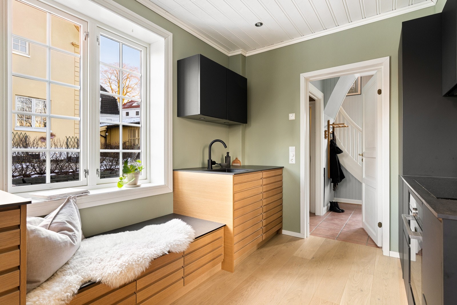 Lun og koselig sittebenk ved vinduet. Galleribilde