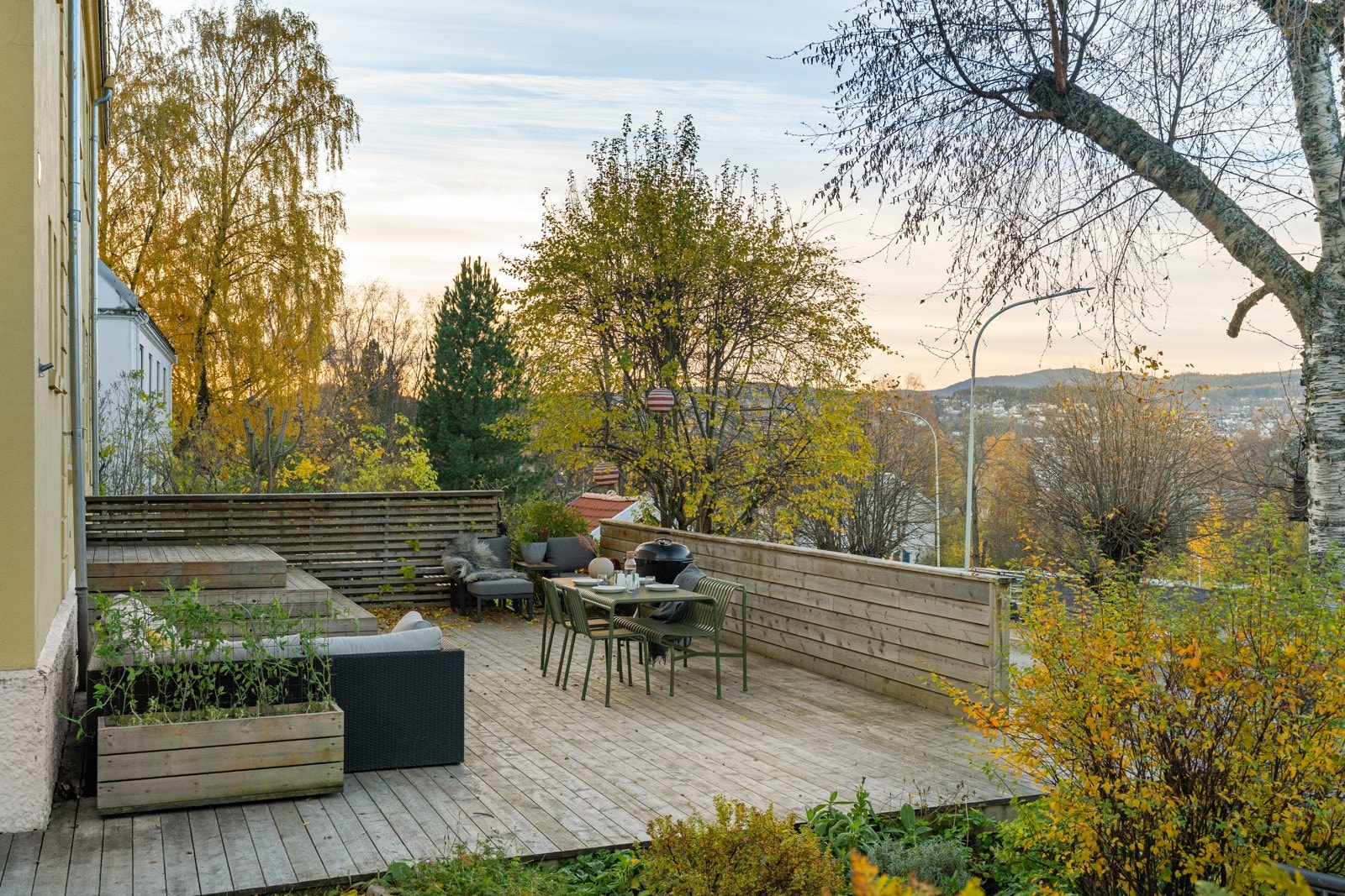 På fremsiden av boligen ligger en fin og skjermet terrasse med flott ustikt og god plass til ønsket møblering. Galleribilde
