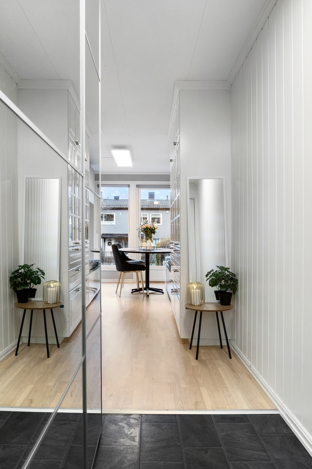 I entréen er det skyvedørsgarderobe med praktisk oppbevaring av yttertøy Galleribilde