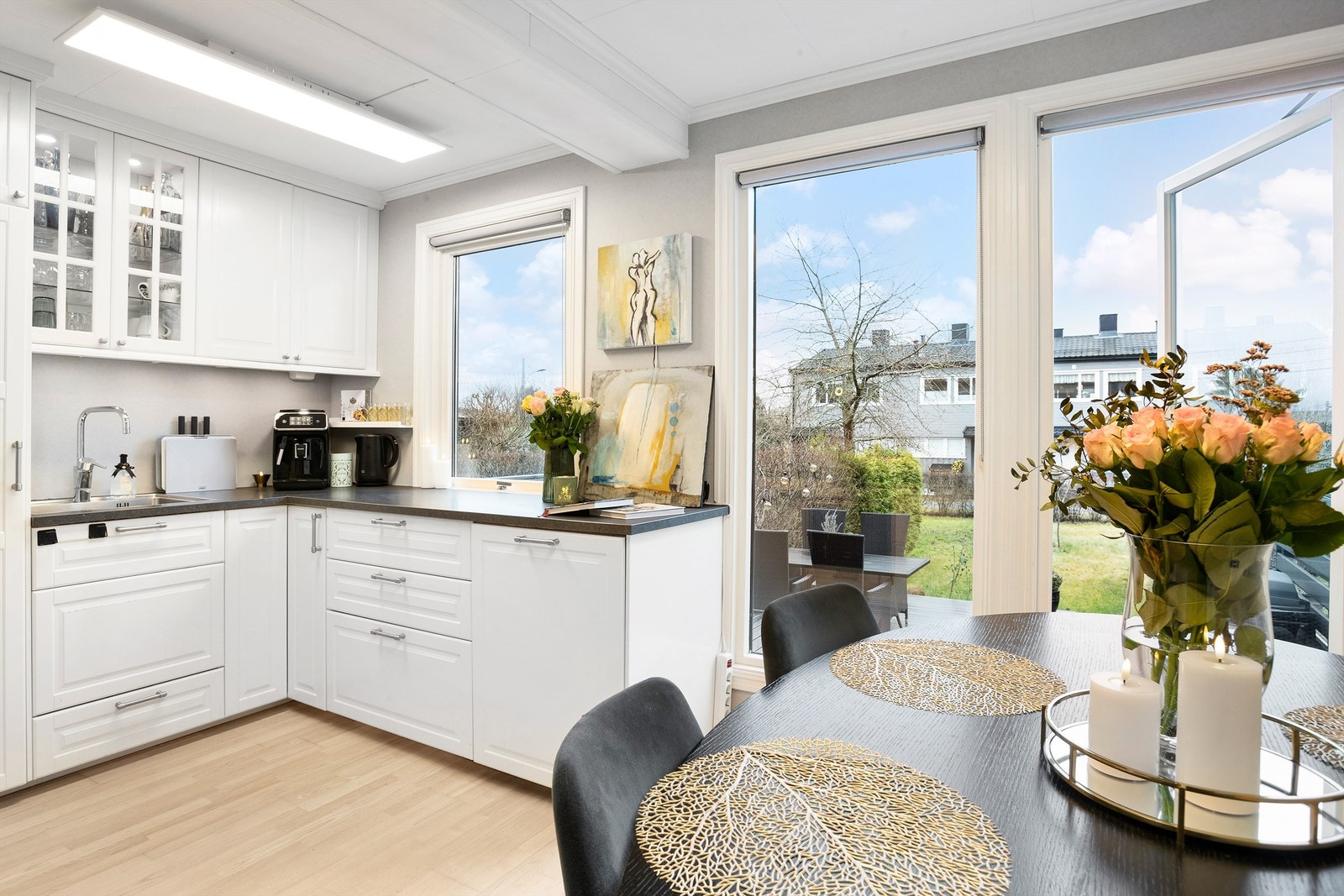 Store vindusflater som gir rikelig med naturlig lys Galleribilde