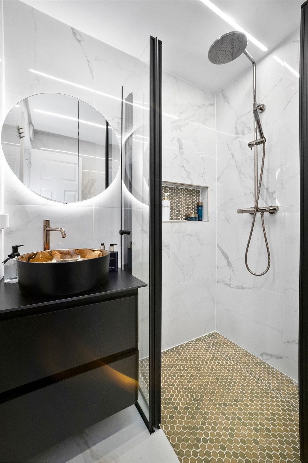 Dusjnisje i hjørnet med etablert fallforhold og mosaikkfliser på gulvet Galleribilde