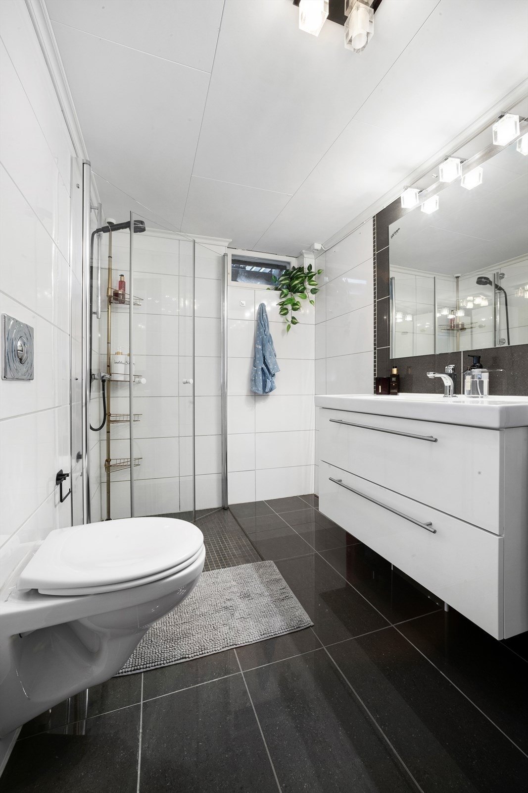 Bad fra 2015 med flislagt gulv og varmekabler Galleribilde