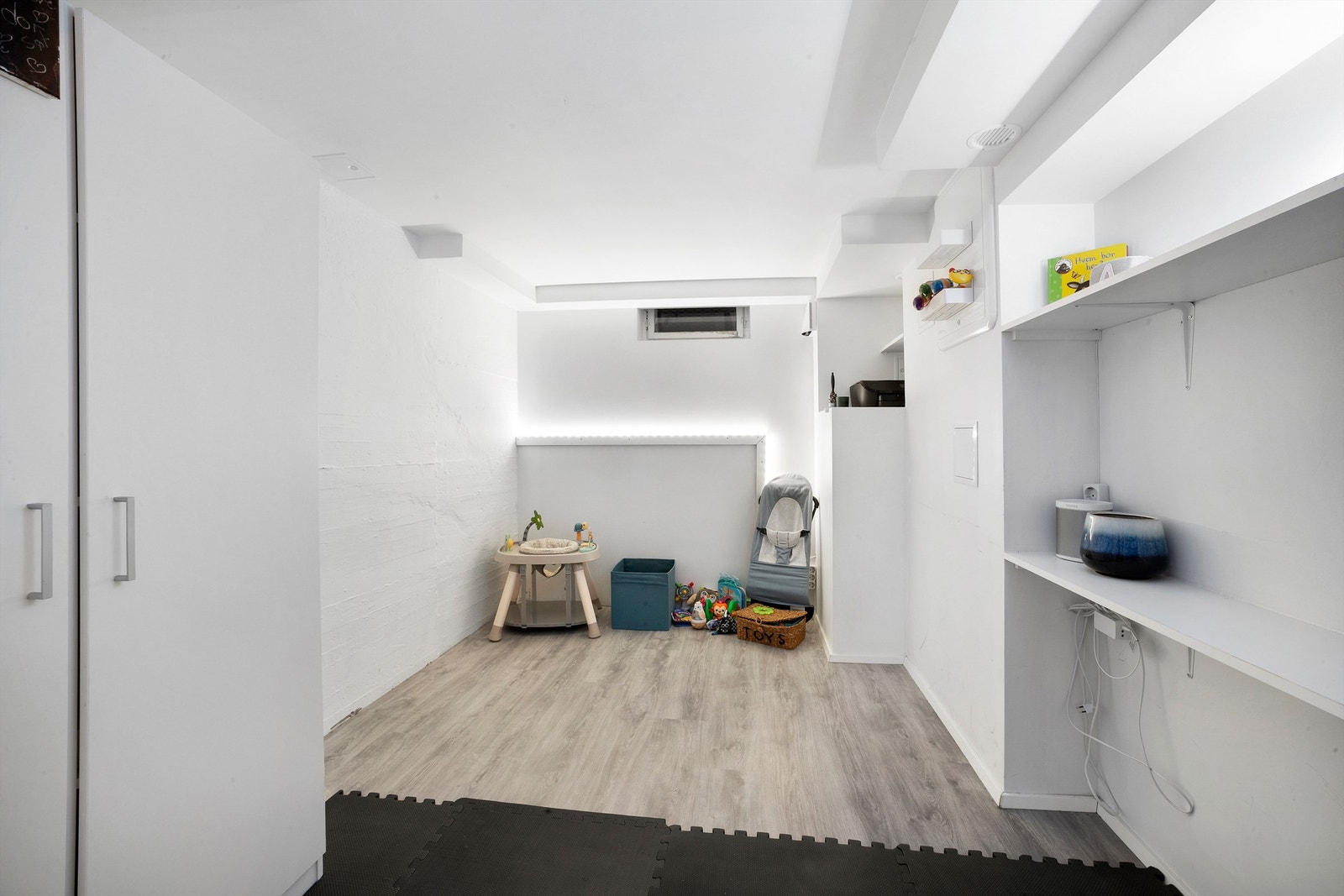 I underetasjen er det en generøs bod med gode oppbevaringsmuligheter Galleribilde