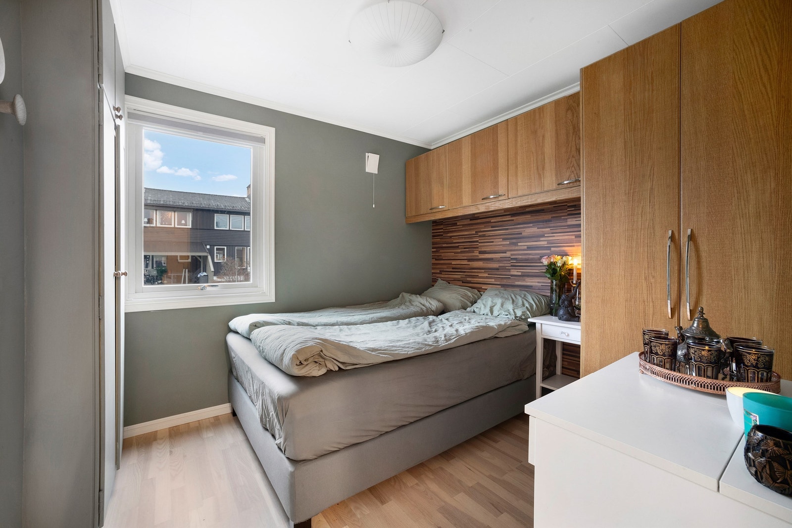 Hovedsoverommet i 1. etasje har fin størrelse og plassbygget skapinnredning Galleribilde