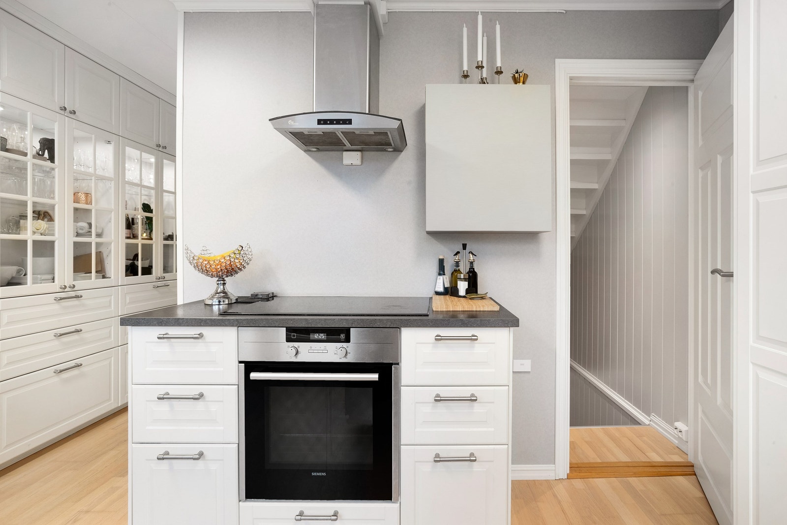 Kjøkkenet er godt utstyrt med integrerte hvitevarer og rikelig med oppbevaringsplass som strekker seg videre ut i gangen Galleribilde