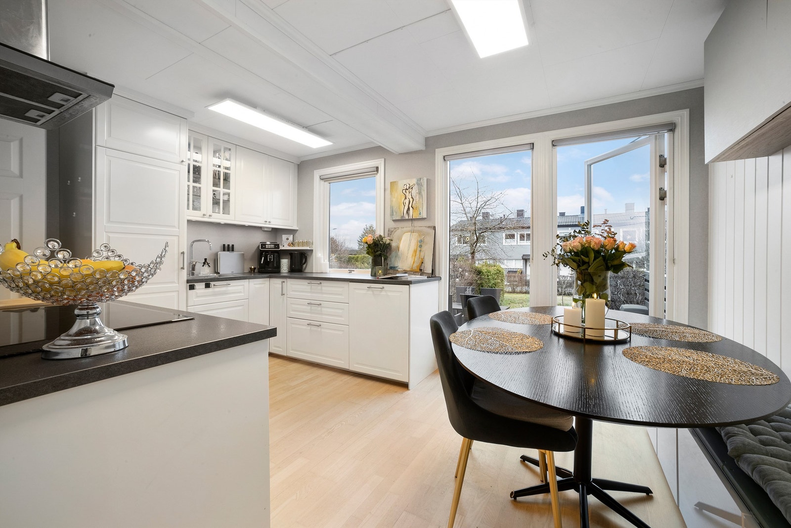 Lyst og luftig kjøkken med generøs størrelse Galleribilde