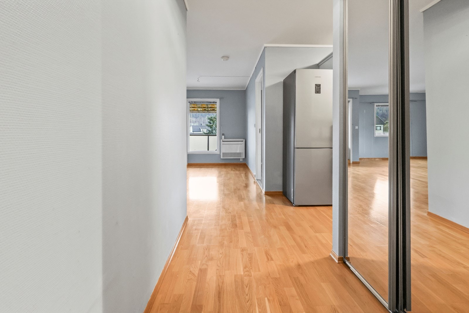 Skyvedørsgarderobe i gangen Galleribilde