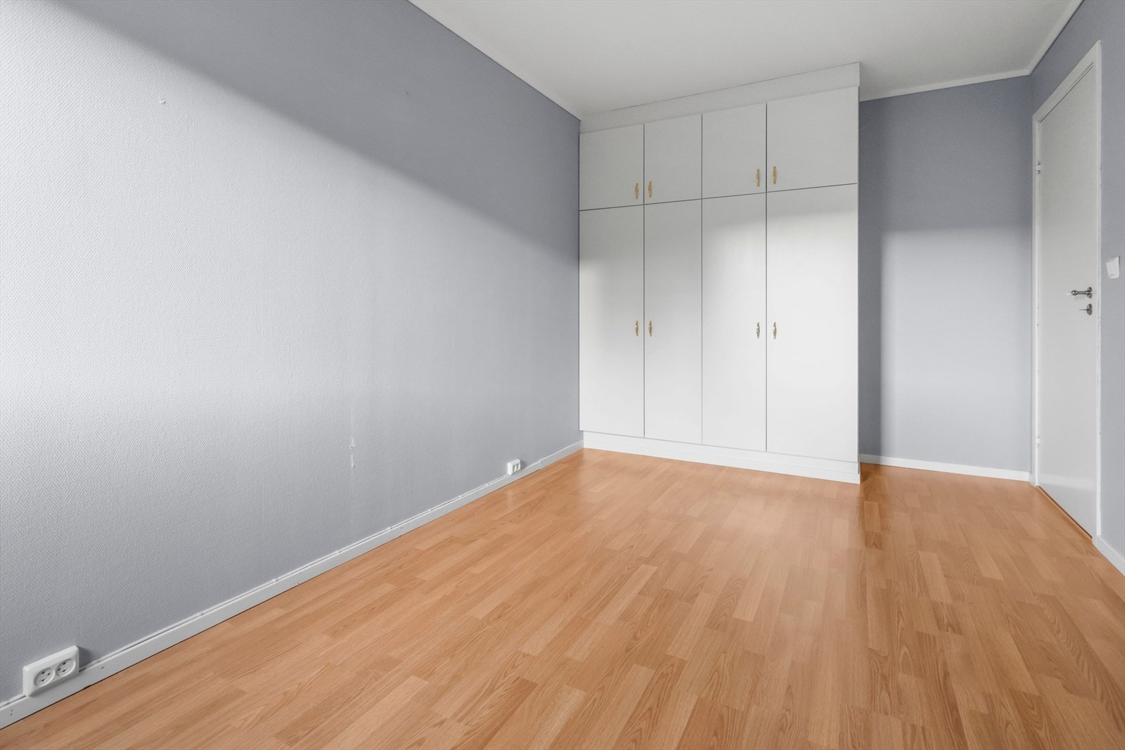 Stort soverom med garderobeskap Galleribilde