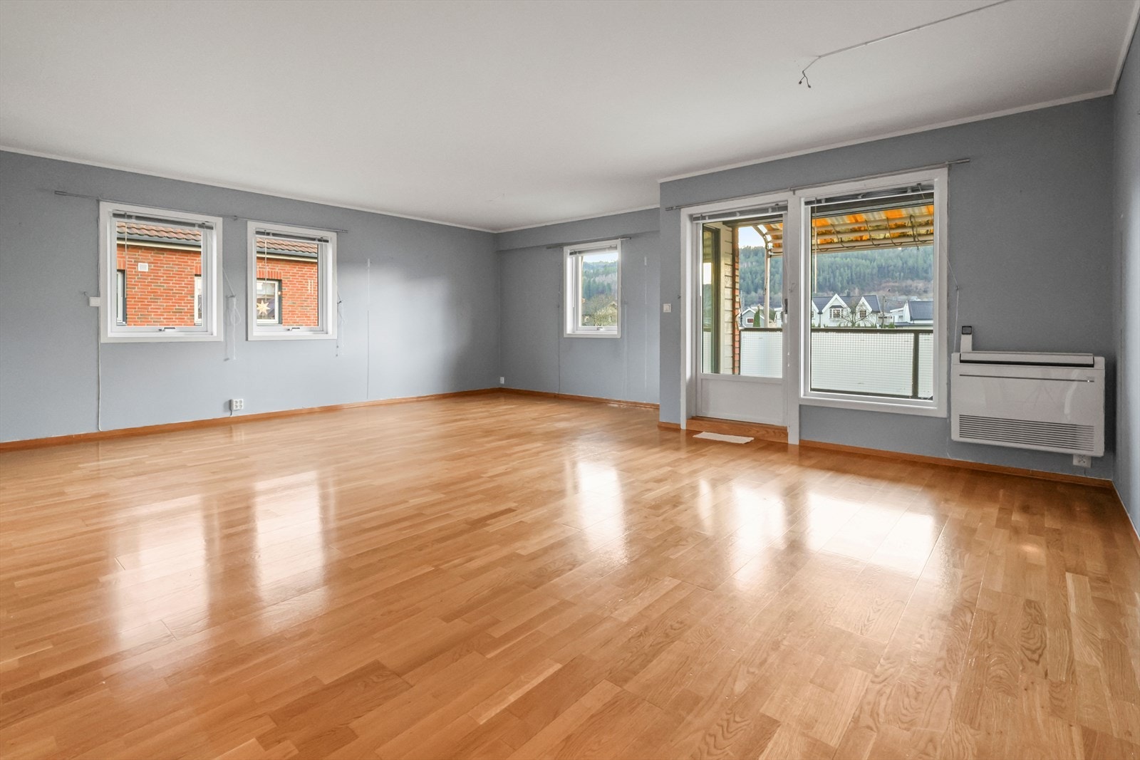 Svært stor stue med utgang til balkong Galleribilde