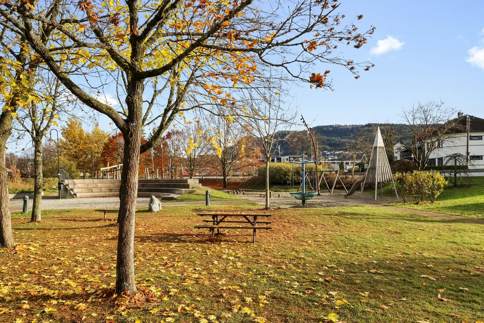 Flott park og lekeplass rett utenfor boligen Galleribilde